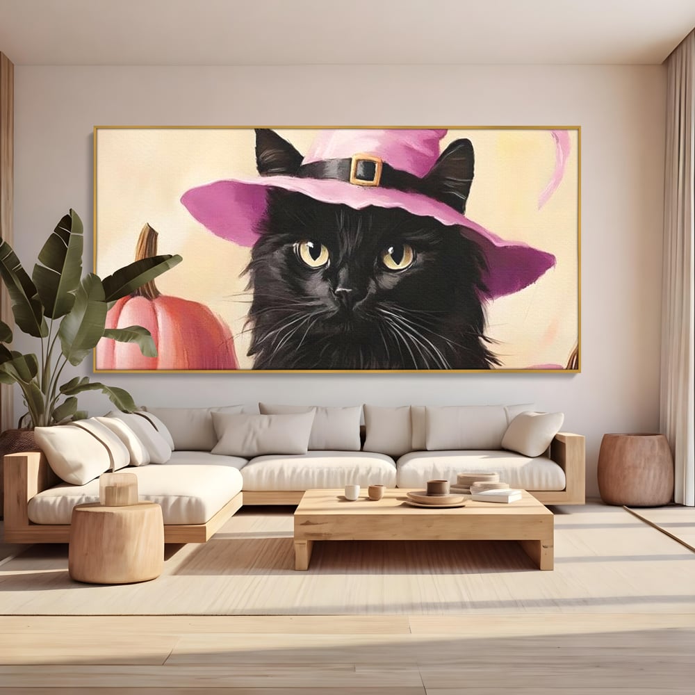 Tablou canvas cu tablou canvas cu pisica neagra si palarie, in rama de aluminiu auriu, pe perete intr-un living